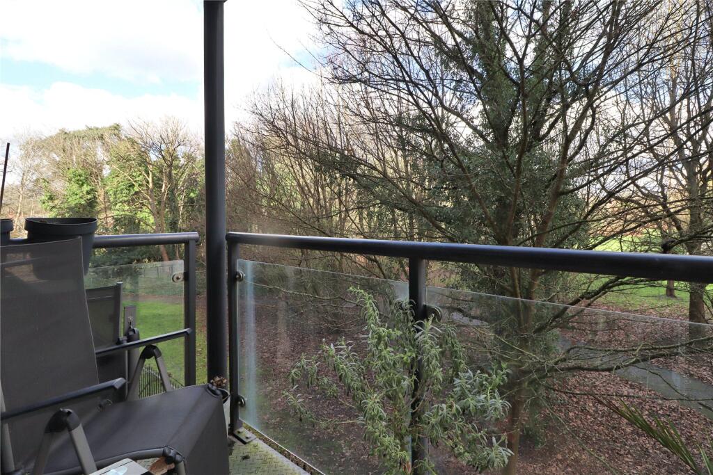 Apartment in Woking, Sheerwater - More