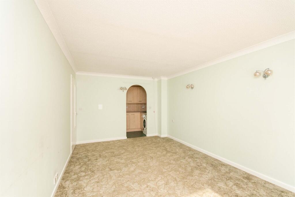 Apartment in Eastbourne, East Sussex - View 3