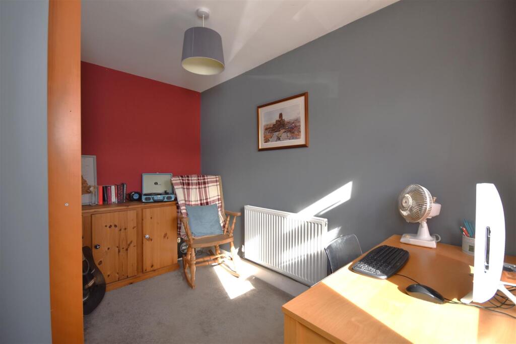 House in Neston, Little Neston - More