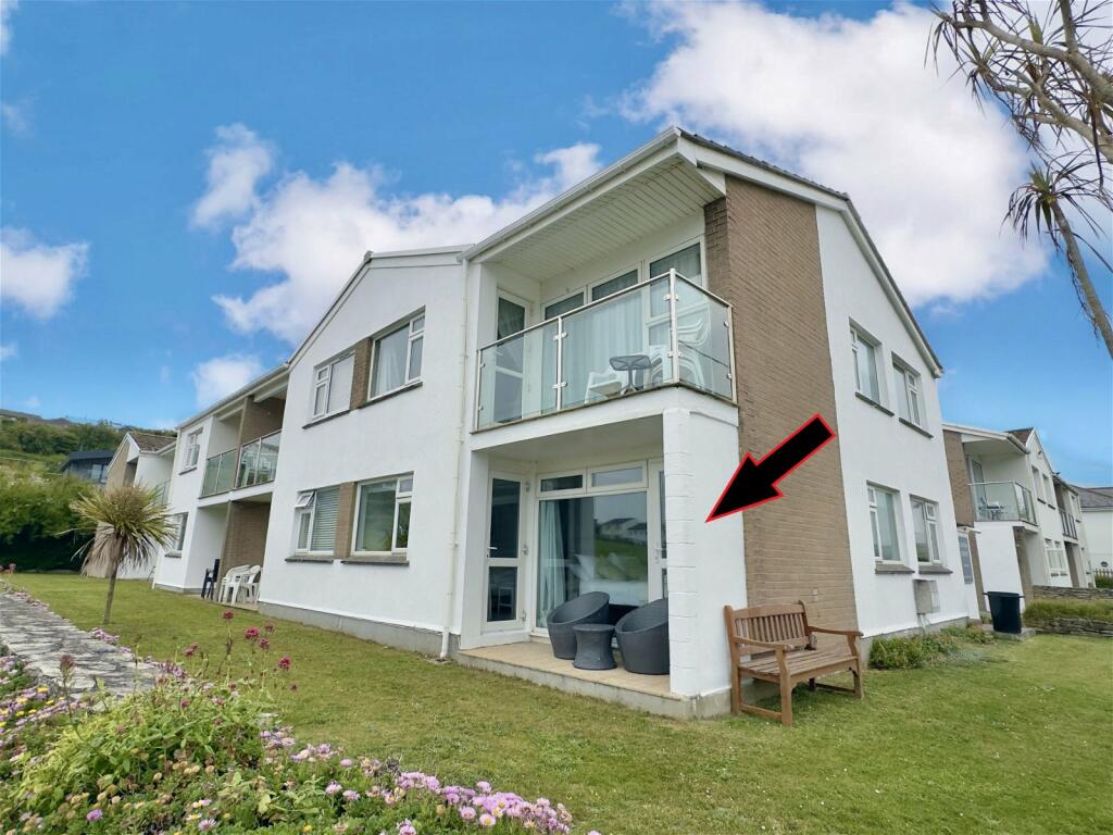 2-bed flat on Mawgan Porth, PL28, £395,000