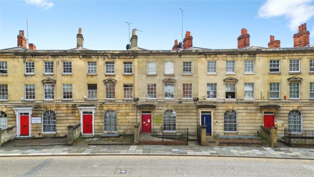 1-bed flat on Queens Road, Reading, Berkshire, RG1, £210,000