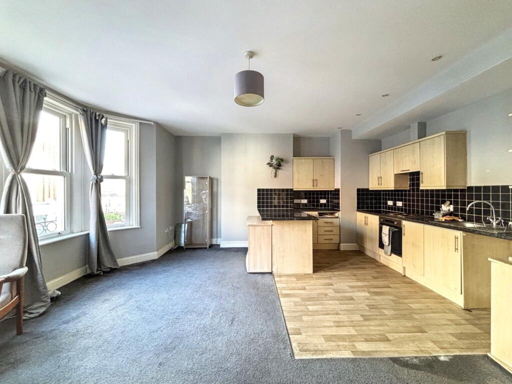 2-bed flat on St Leonards Road, Bexhill-on-Sea, TN40, £125,000
