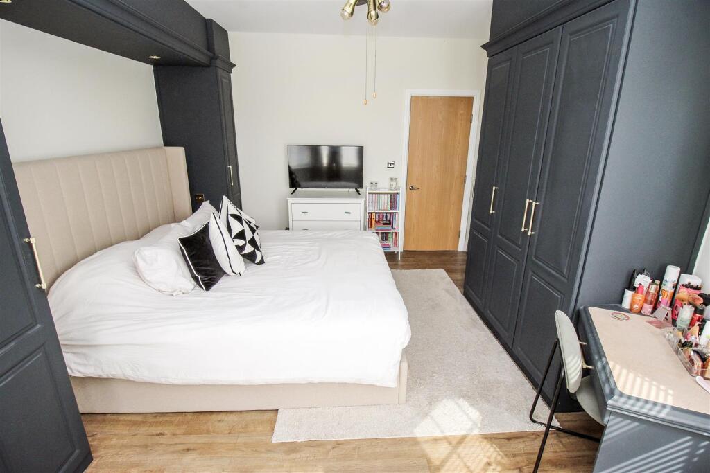 Apartment in Southend-on-Sea, Essex - More