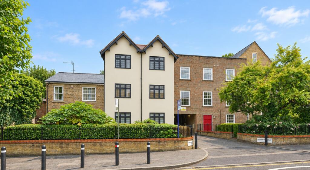 1-bed flat on Callaghan Court, High Street, Berkhamsted, £310,000