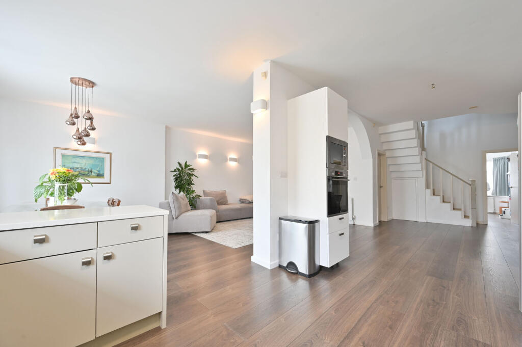 House in Harrow - View 5