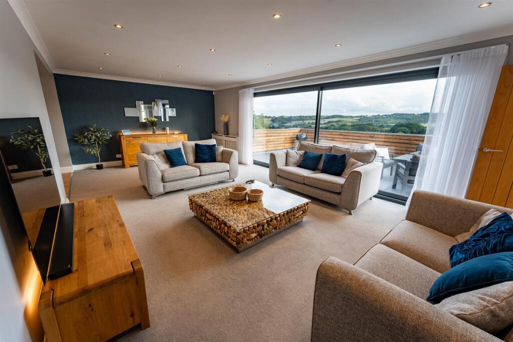 House in Kirklees, Overthorpe, Thornhill Lees - View 4