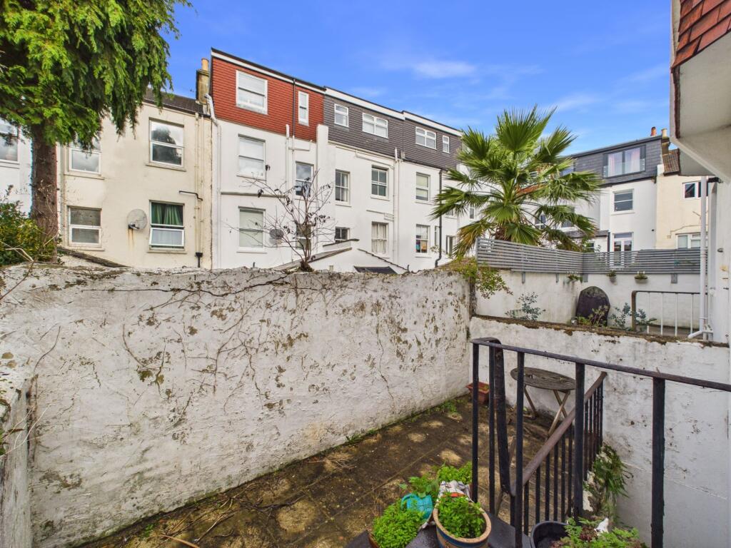 5 bedroom terraced house for rent