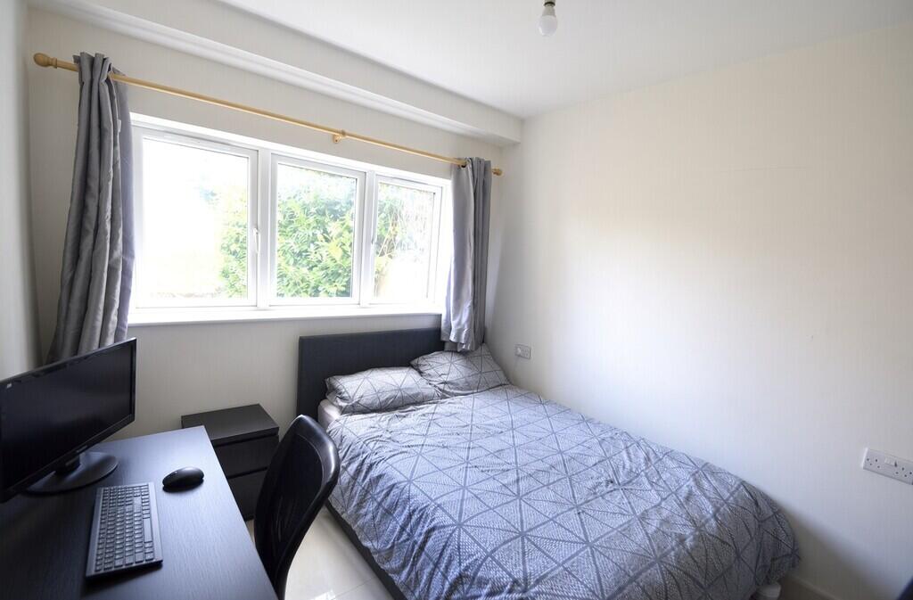House in Twickenham - More