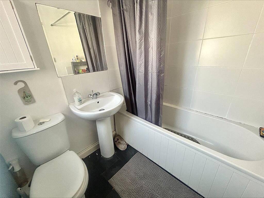 Apartment in Havant, Emsworth - View 4