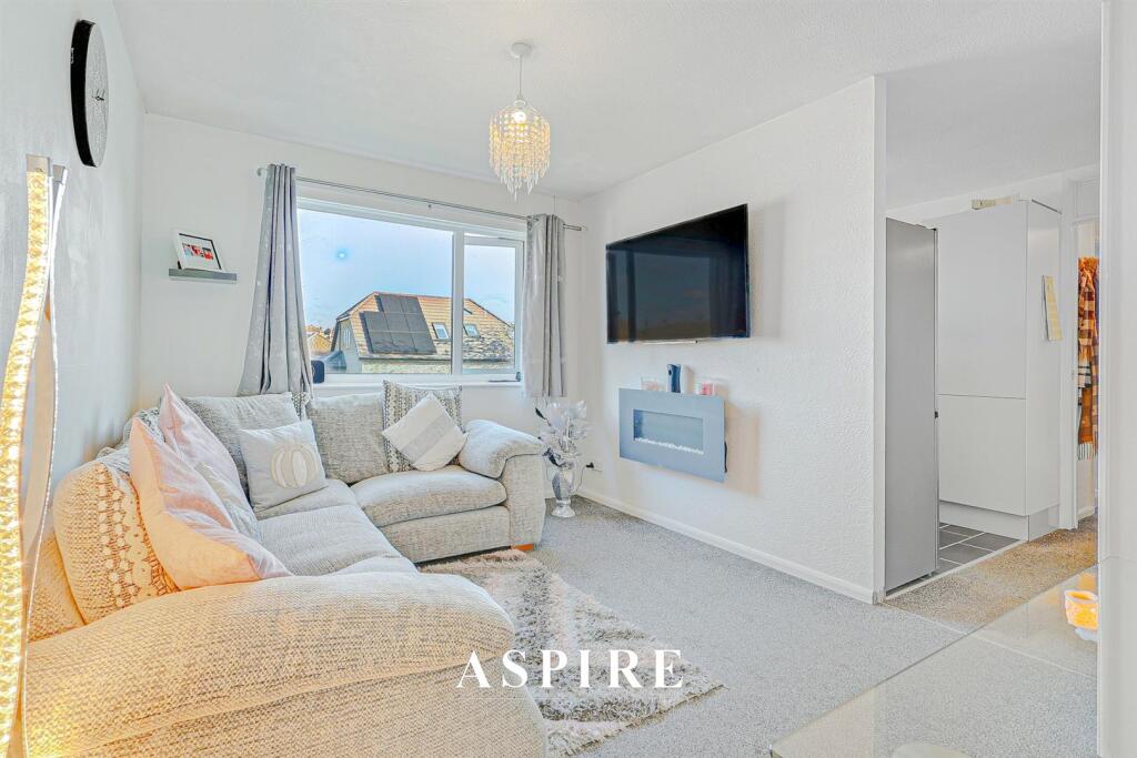 1-bed flat on ***SHARED OWNERSHIP***Rectory Road, Pitsea, Basildon, £100,000