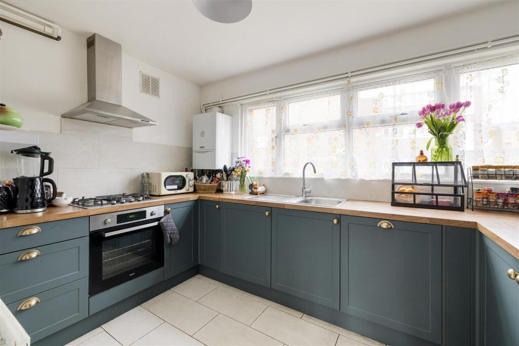 Apartment in London, Leytonstone - View 3