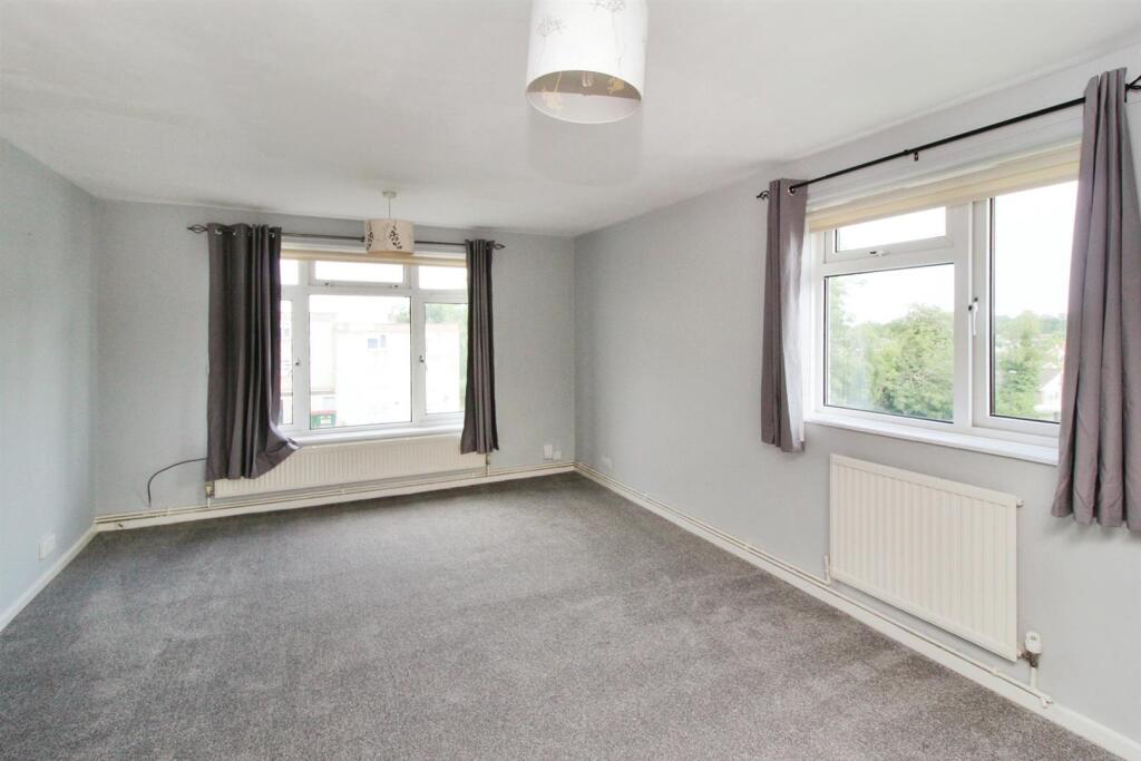 Apartment in Crawley, Southgate - View 5