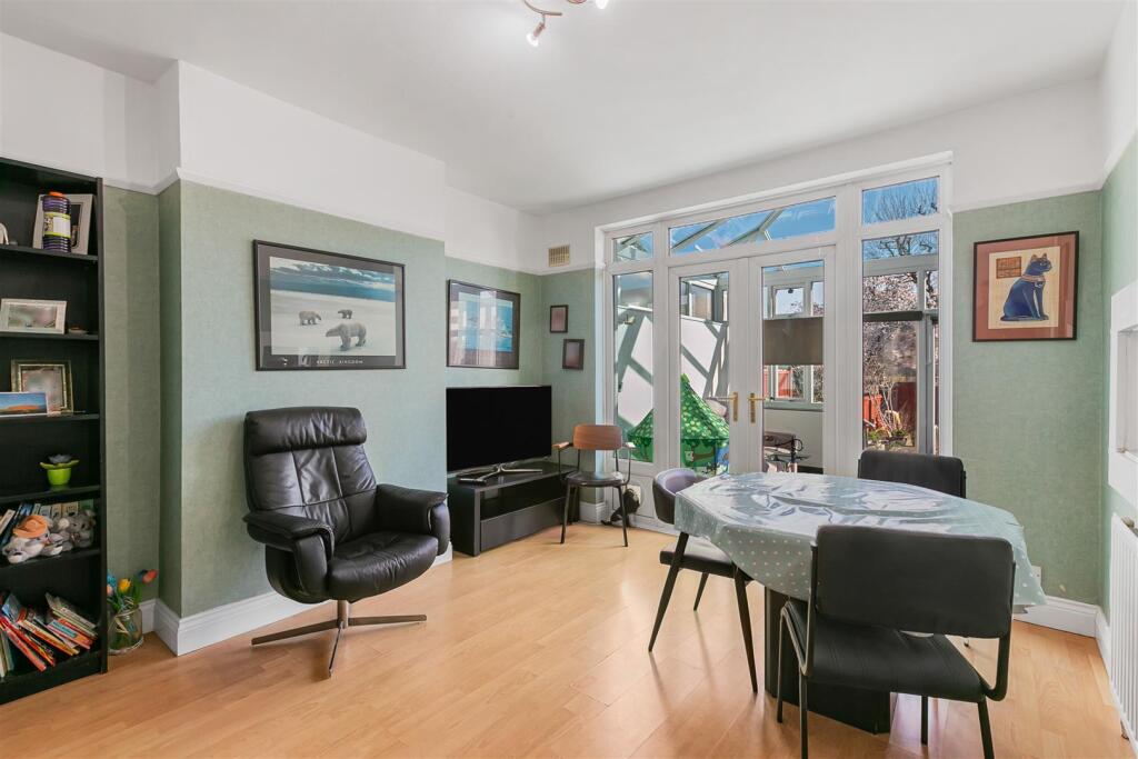 Lynwood Drive, Worcester Park photo 4