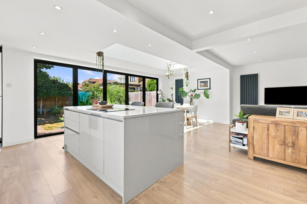 House in Southend-on-Sea - View 4