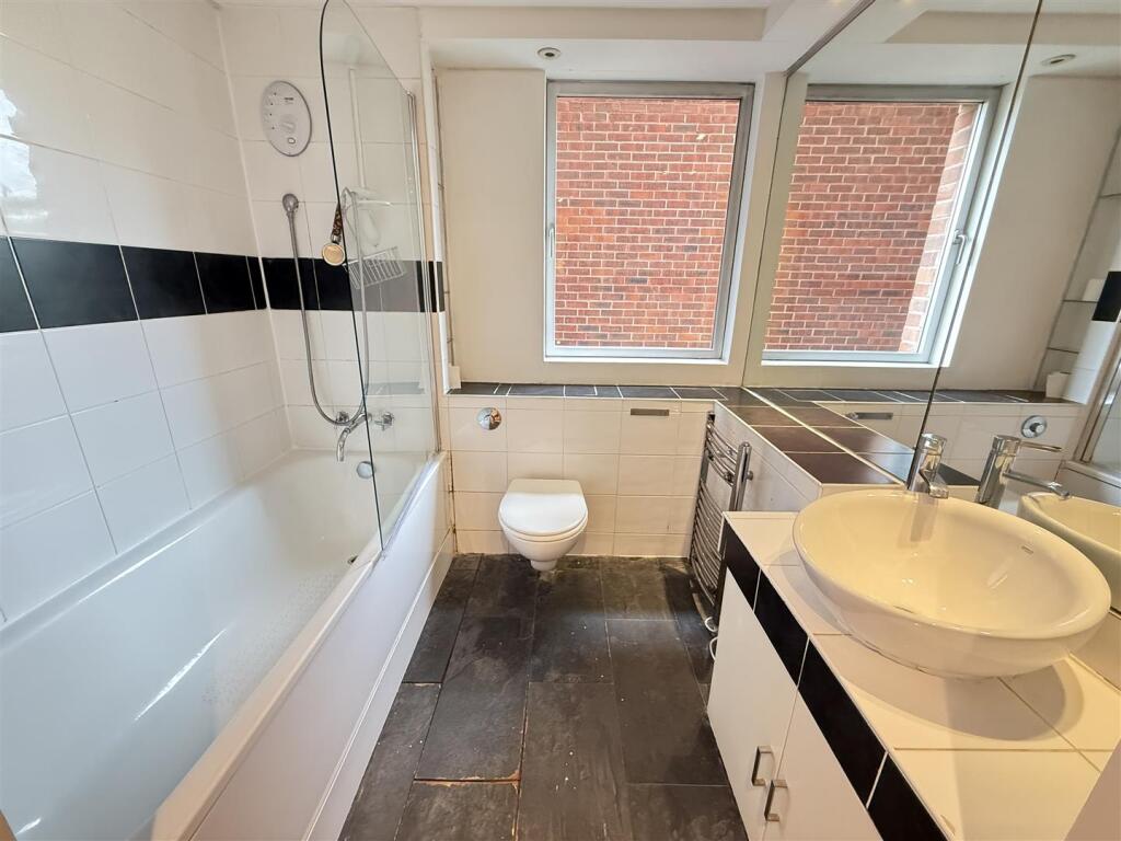 Apartment in Salford, Greater Manchester - More