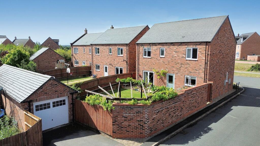 Bluebell Way, Tutbury, DE13 photo 2