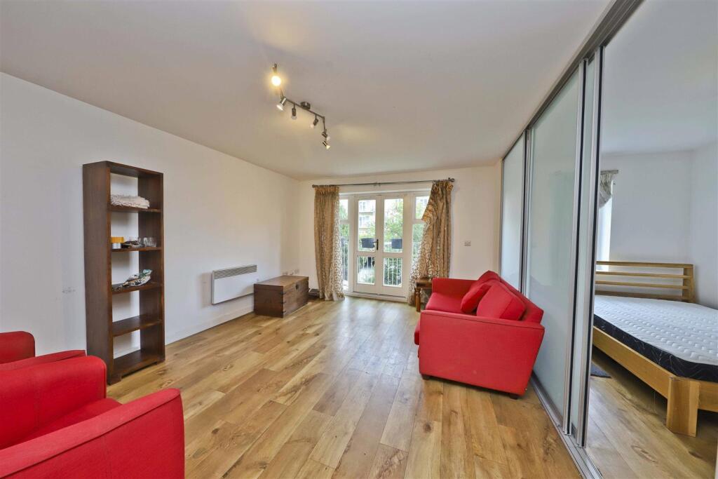 Apartment in Southall - View 3