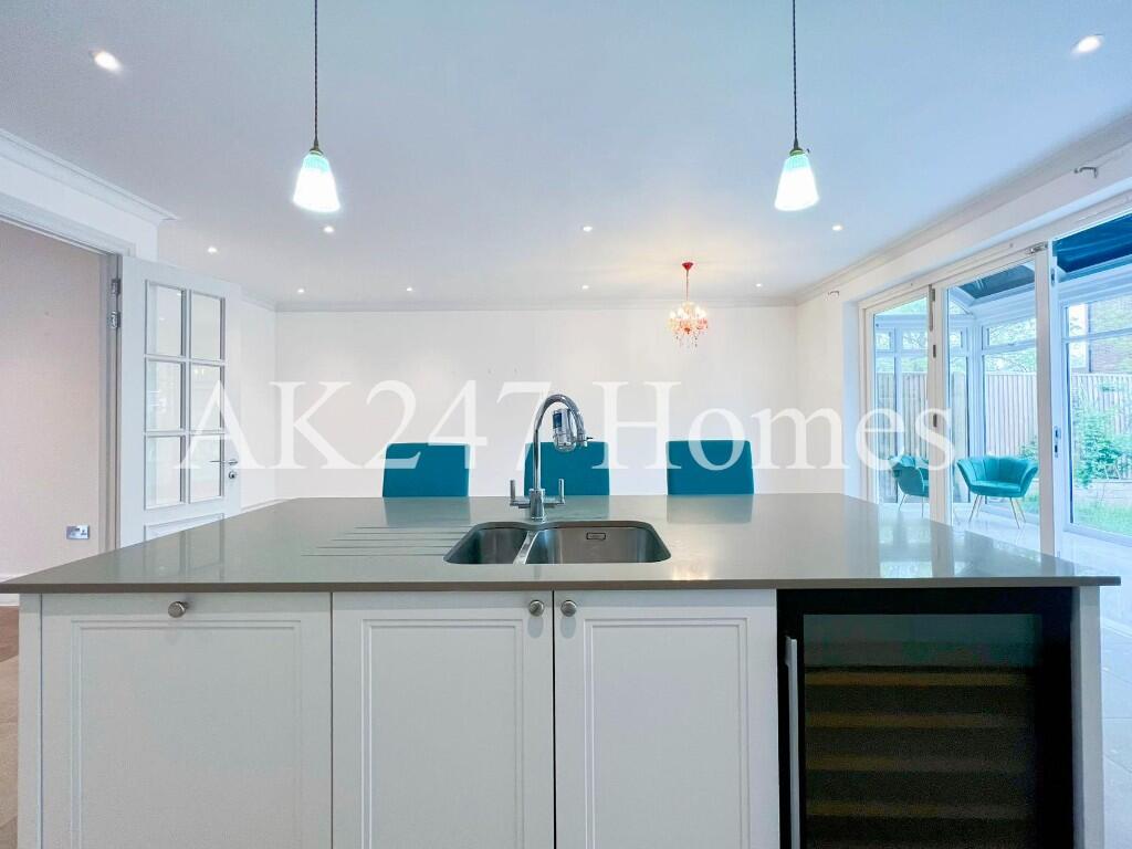 Barrons Chase, London, TW10 photo 5