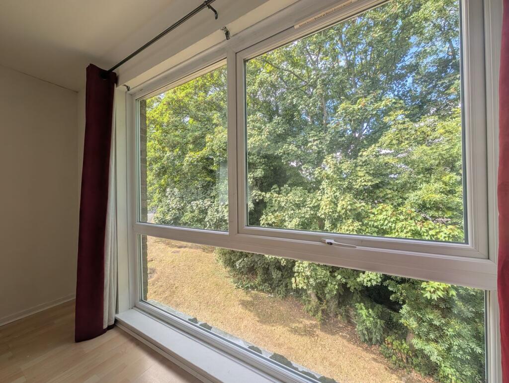 Apartment in Bradford, Frizinghall - View 4