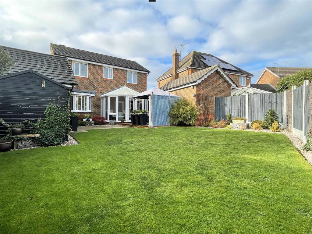 House in Chelmsford, Chancellor Park, Chelmer - View 4