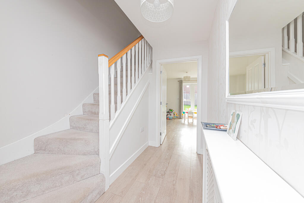 House in Wokingham, Emmbrook - More