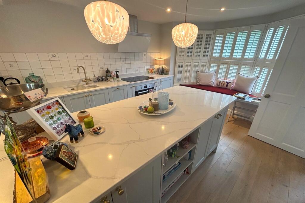 House in Chichester, Linchmere - More
