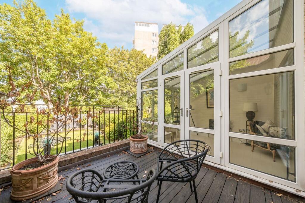 House in Kingston upon Thames - More