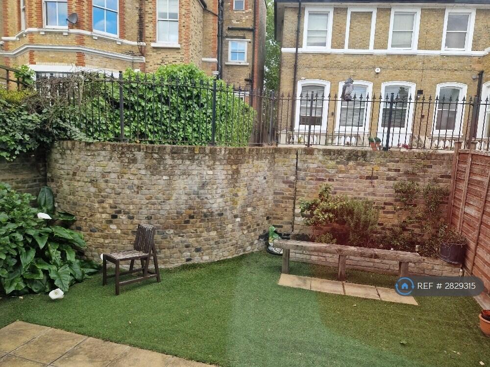 4 bedroom semi-detached house for rent