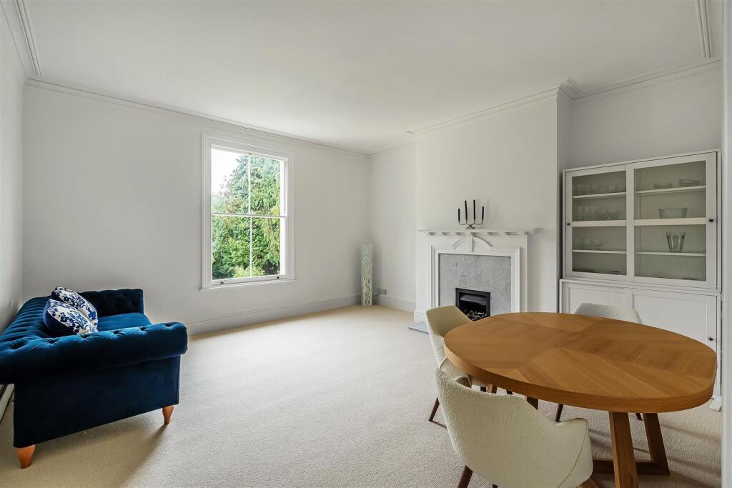 Apartment in Dorking, Pixham - View 4