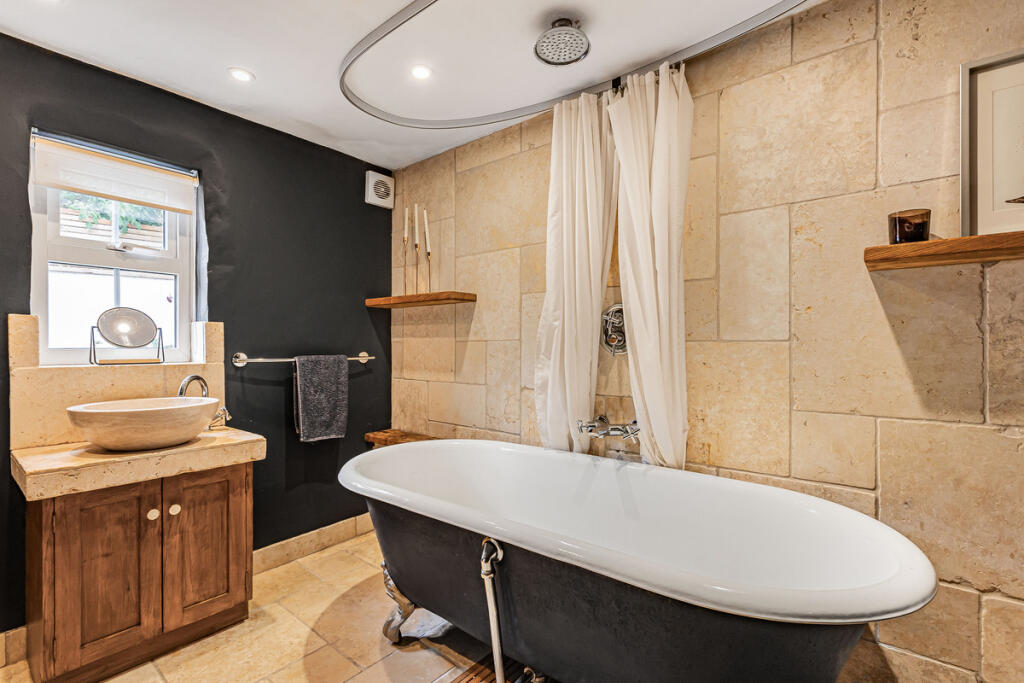 House in South Oxfordshire, East Hagbourne - More