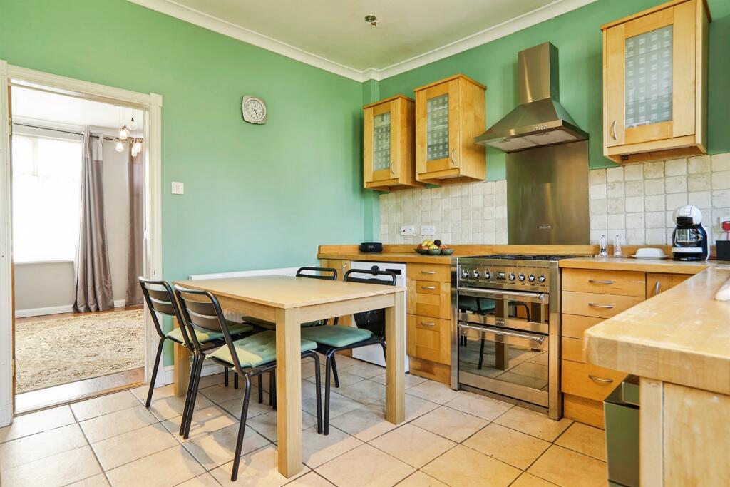 Newlaithes Gardens, Horsforth, Leeds photo 3