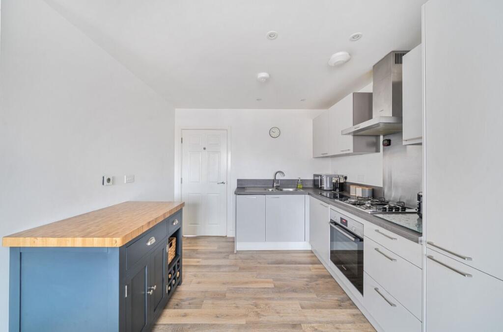 Orchard Drive, Bedford photo 5