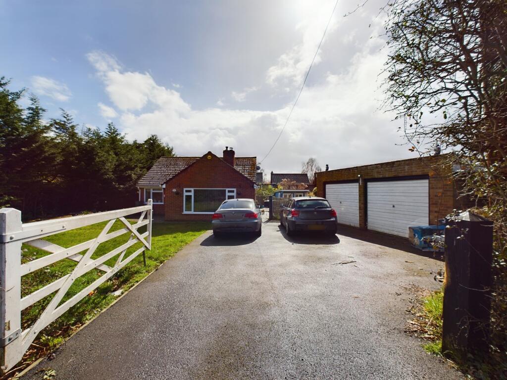 3-bed bungalow on Mount Pleasant, Tadley, RG26, £500,000