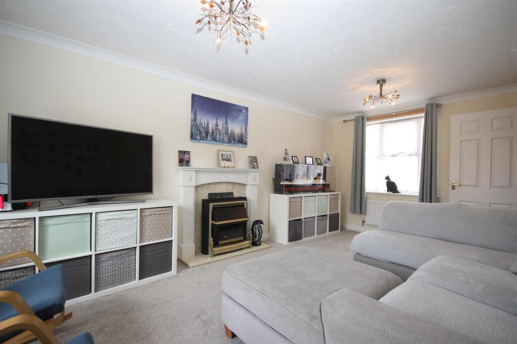 Meadowsweet Drive, Bedford photo 4