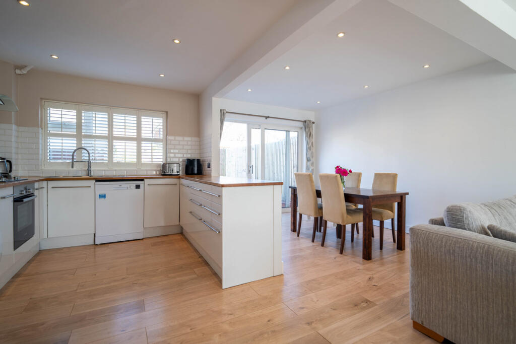 Westway, Copthorne, RH10 - More