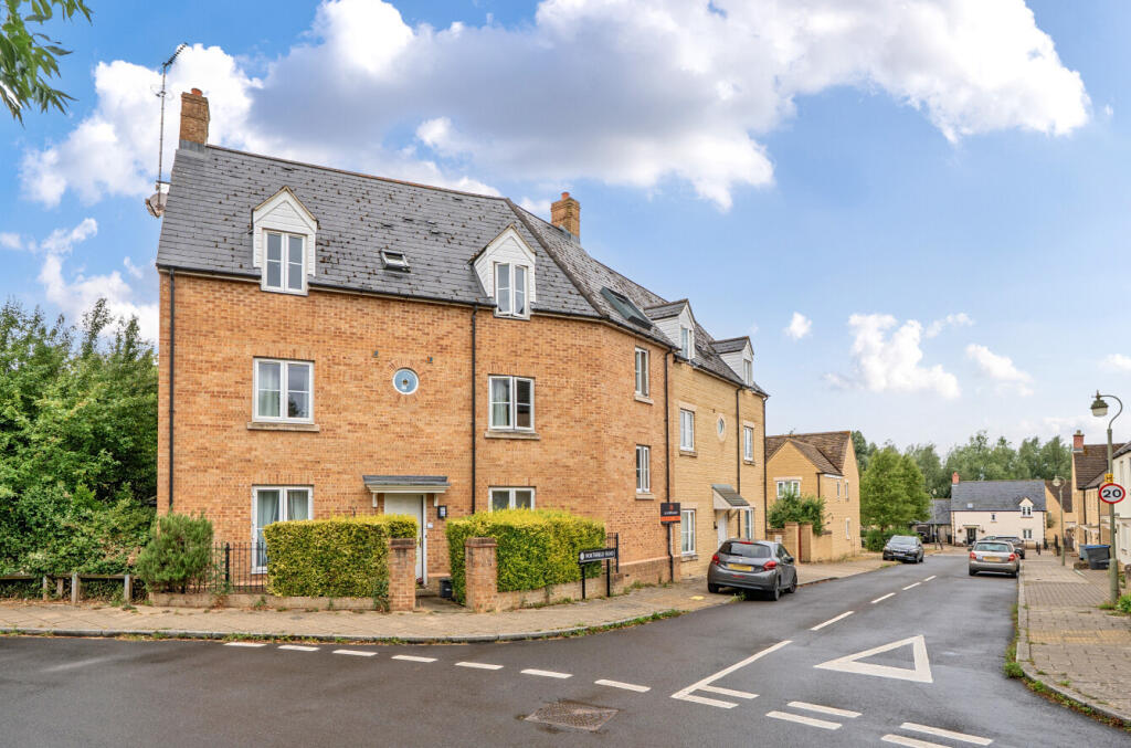 2-bed flat on Northfield Road, Witney, Oxfordshire, £210,000