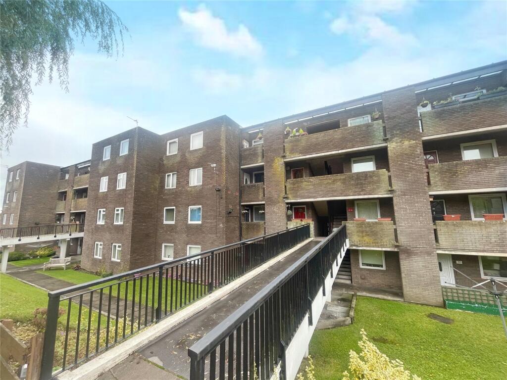 2-bed flat on Nowell Court, Middleton, Manchester, M24, £105,000