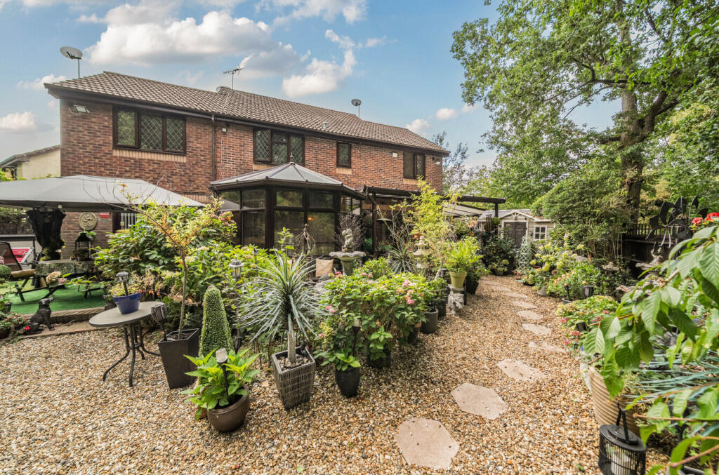 Main image of property: FAWLER MEAD, THE WARREN, BERKSHIRE, RG12 9YW