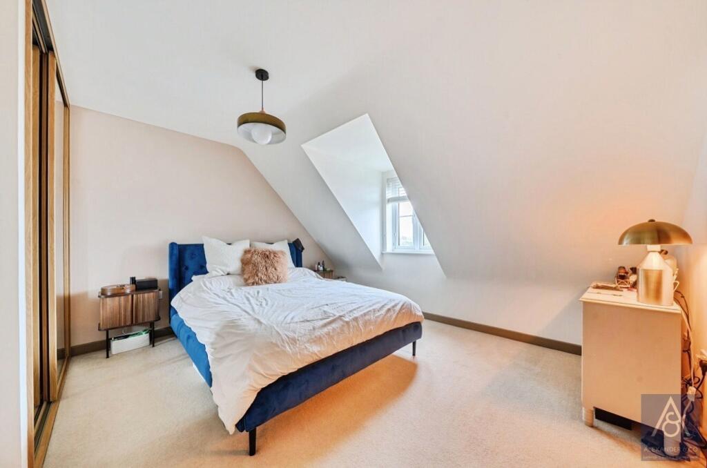 House in Buckingham, Buckinghamshire - More