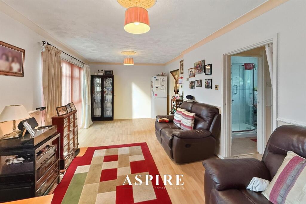 Oxwich Close, Corringham, Stanford-Le-Hope photo 2