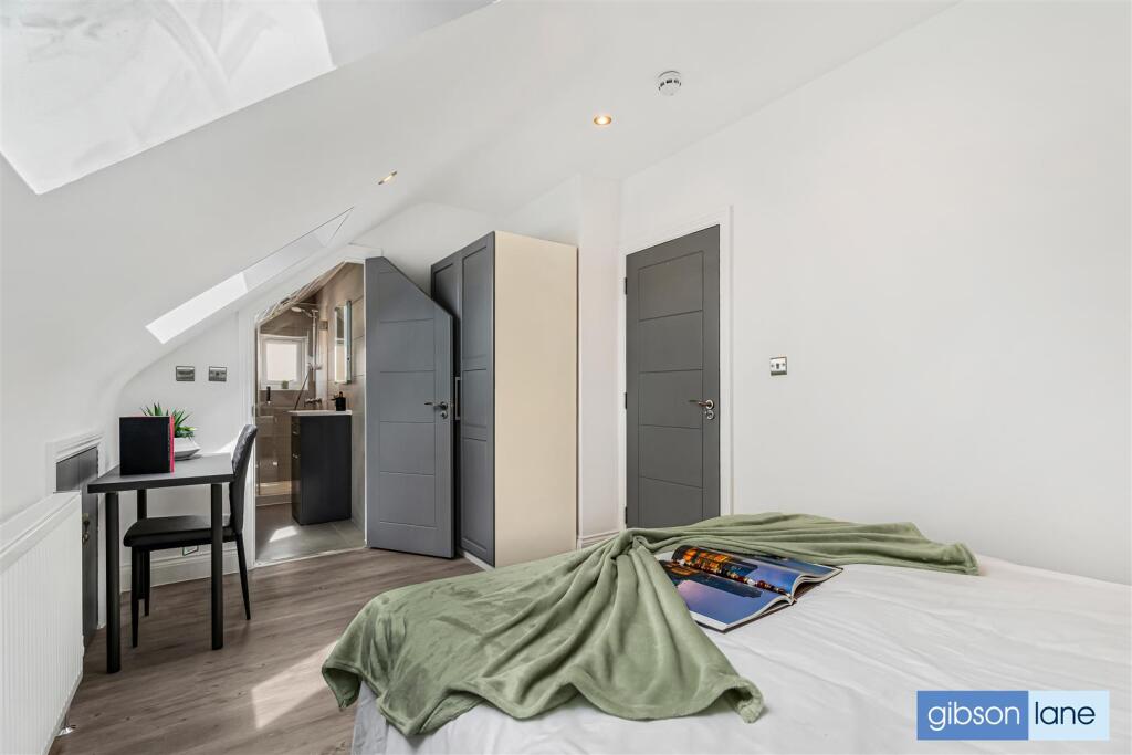 House in London, Surbiton - View 2