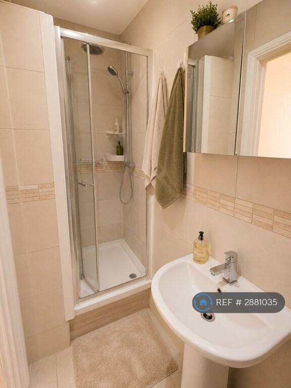 5 bedroom semi-detached house for rent