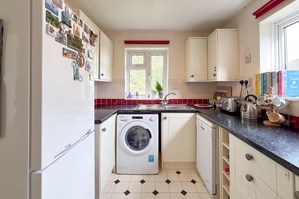 Apartment in White Waltham, Windsor and Maidenhead - View 4