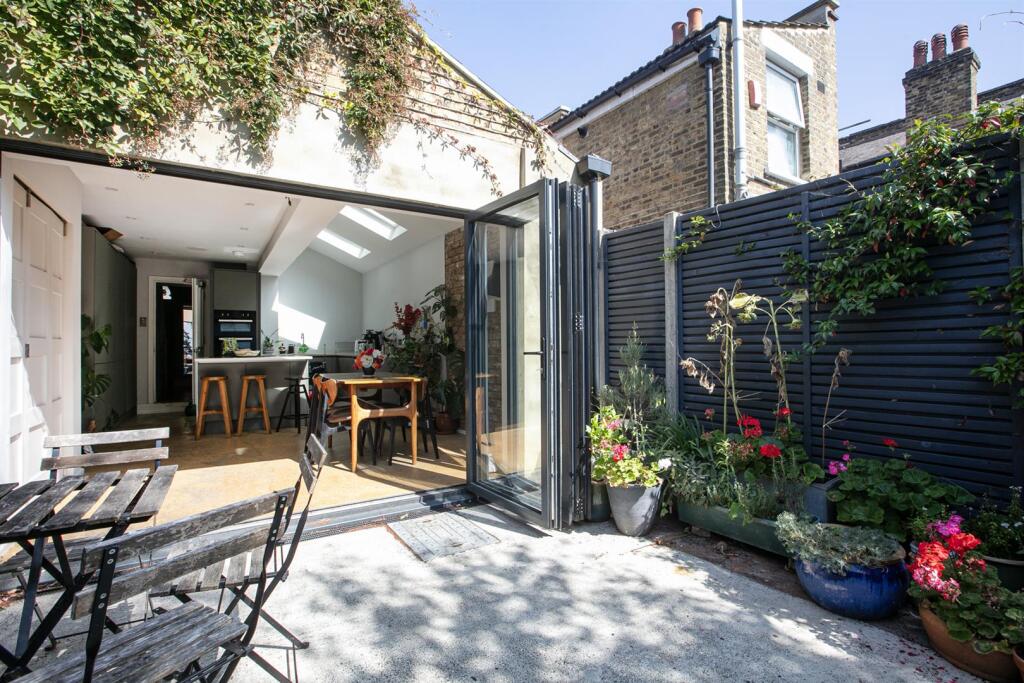 House in London - View 2