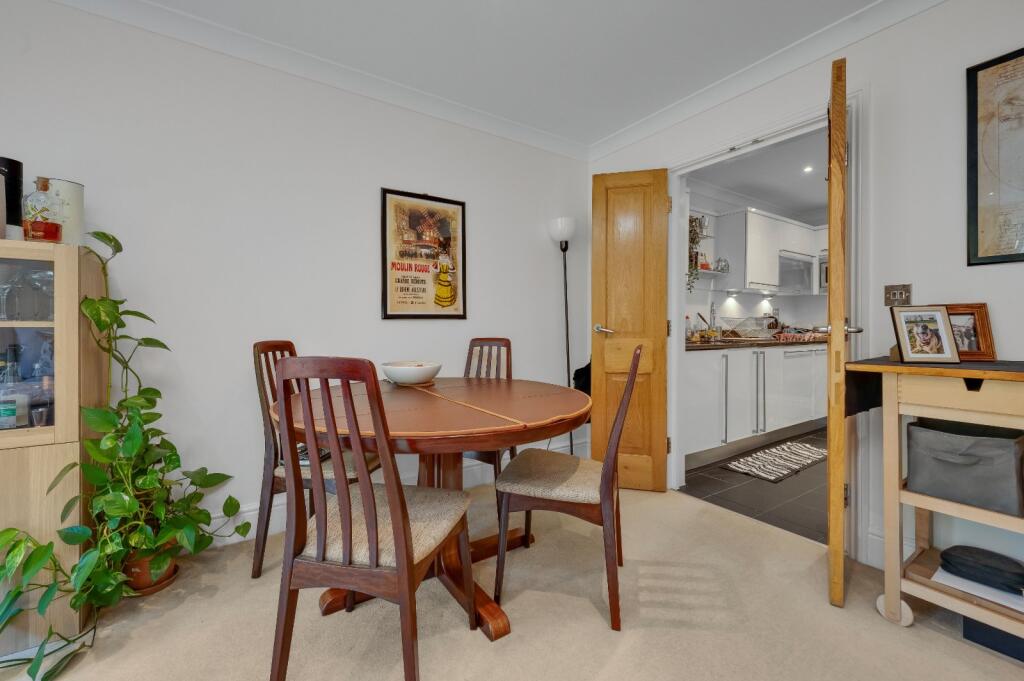 Apartment in Walton-on-Thames, Surrey - More