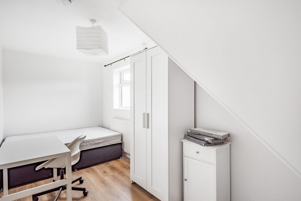 Southway, Guildford, GU2 - View 6