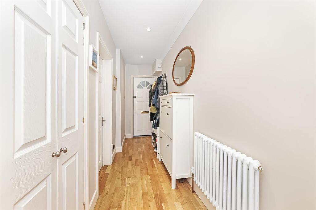 Apartment in London, Cossall Estate, Peckham - More