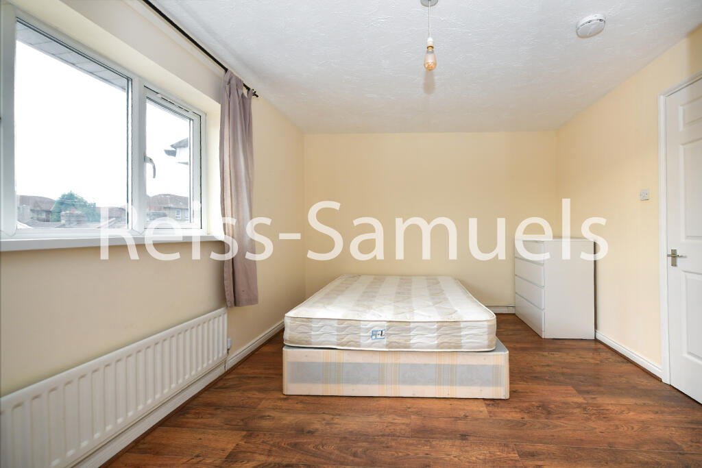 5 bedroom terraced house for rent