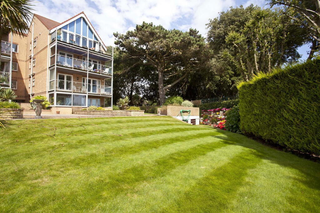 Main image of property: 28 Boscombe Cliff Road, Bournemouth, BH5 1JP