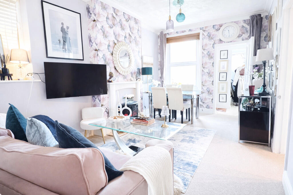 Apartment in Bournemouth, Charminster - View 3